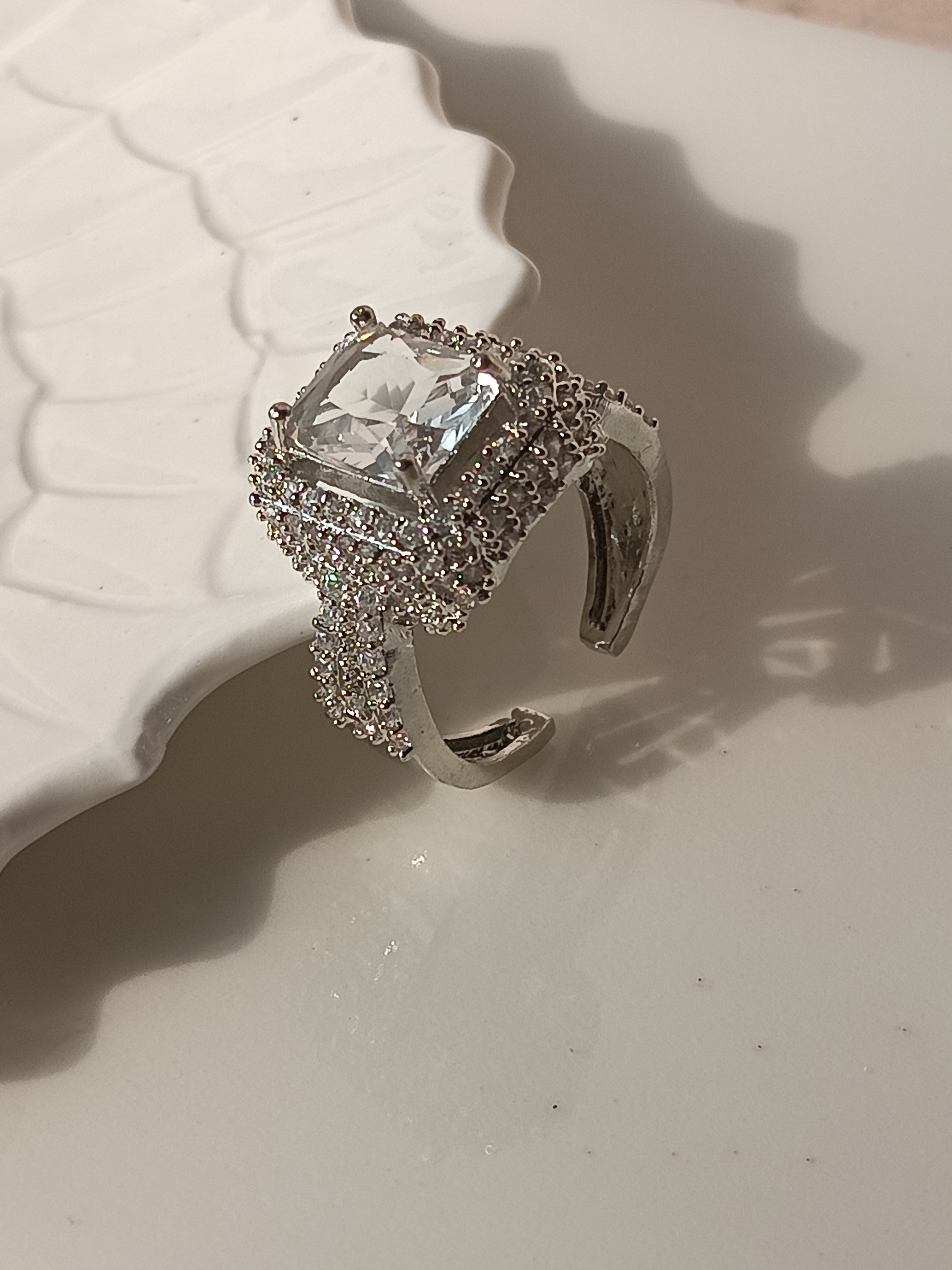 Cushion cut ring